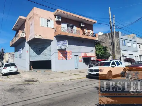 Galpón / Local de losa en esquina 180 m² Cub. s/ 196 m² de Lote - Lomas Del Mirador