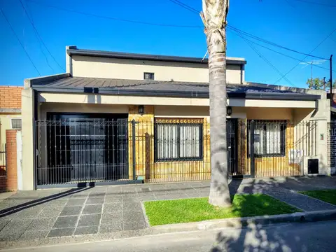 Casa 4 ambientes en venta en Moron Sur. IMPECABLE ESTADO