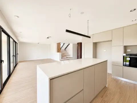 Casa 5 ambientes con 3 baños