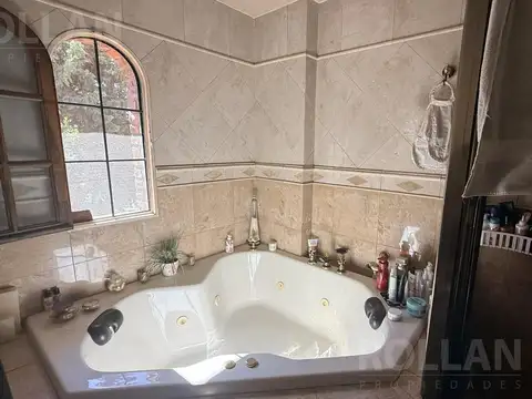 Casa 8 ambientes con 5 baños