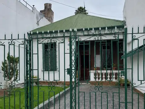 VENTA MISTER ROSS 1000 CASA DE FRENTE DOS DORMITORIOS COCHERA JARDIN PILETA