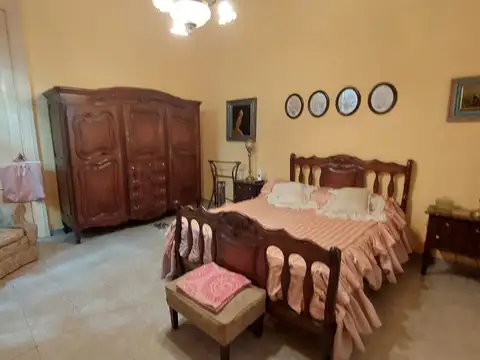 VENTA MISTER ROSS 1000 CASA DE FRENTE DOS DORMITORIOS COCHERA JARDIN PILETA