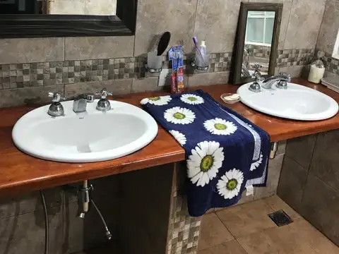 Casa en Venta con 3 cocheras