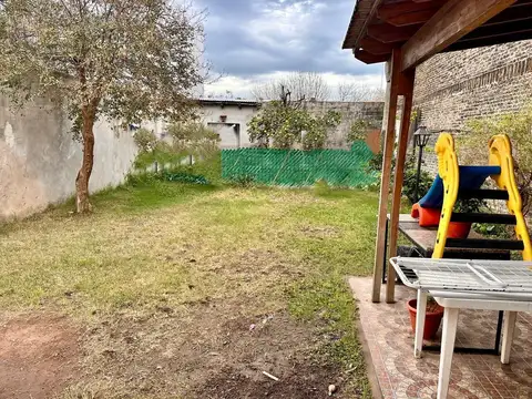 Casa a metros de Bv 27 Febrero y Av Rouillón. Zona Industrial y Comercial. Ideal Galpon