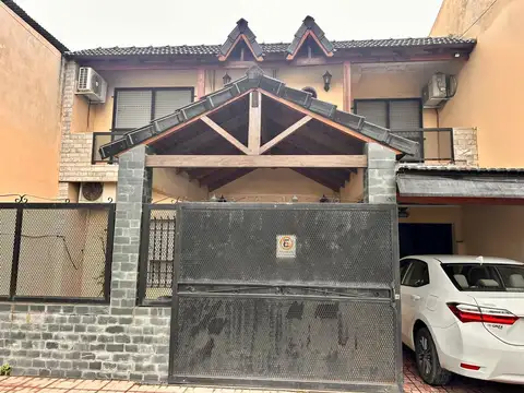 Casa en Venta con 2 cocheras