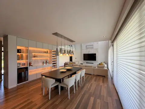 Casa en Venta con 2 cocheras