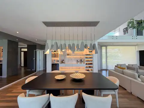 Casa 8 ambientes con 6 baños
