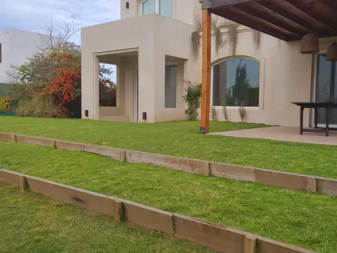 Casa  en  Alquiler Temporario en Casuarinas del Pilar, Pilar - 6 ambientes