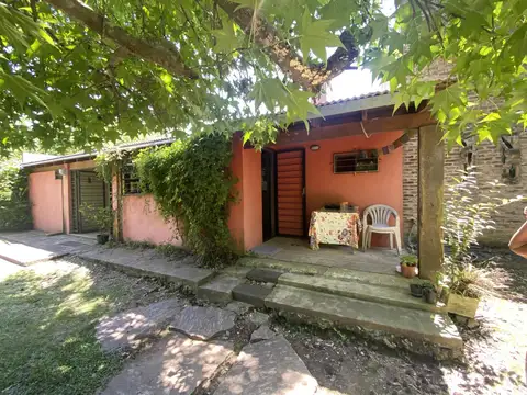 RUSTICA Y CONFORTABLE PROPIEDAD SOBRE GRAN LOTE DE 20X100 EN EXCXELENTE ZONA DE VILLA ELISA.