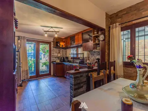 Casa en Venta con 3 cocheras