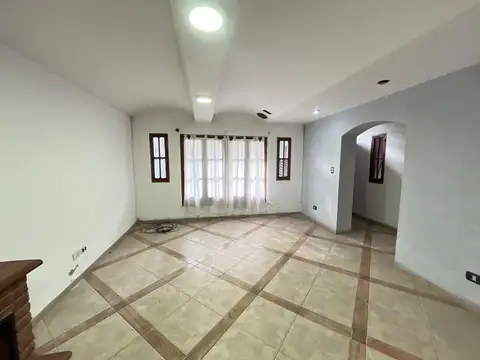 Casa en Venta en Parque Avellaneda con cochera  para 2 Autos y Amplios Espacios