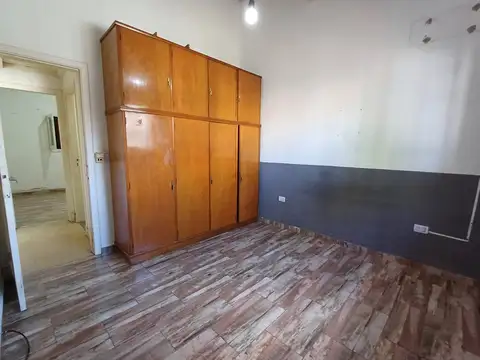 Casa sobre lote 8,66 x 19,84 Mts. Cochera. 2 Dormitorios. Parque. Excelente ubicación! APTO CREDITO