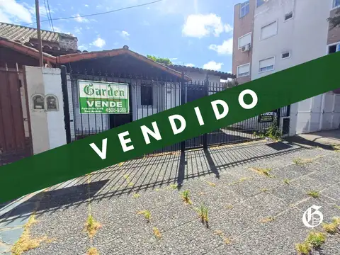 Casa sobre lote 8,66 x 19,84 Mts. Cochera. 2 Dormitorios. Parque. Excelente ubicación! APTO CREDITO