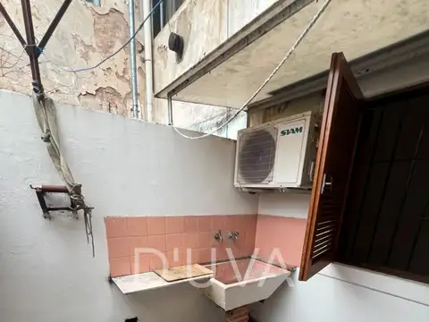 Departamento de 4 ambientes, con 3 habitaciones, una con baño incluido, living-comedor, cocina separada, patio interno y garage.