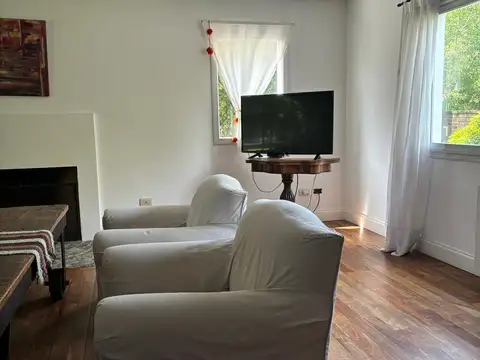 Casa en Alquiler con 2 cocheras