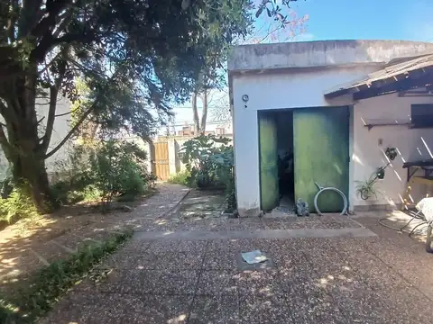 Casa 3 Ambientes en esquina con galpón