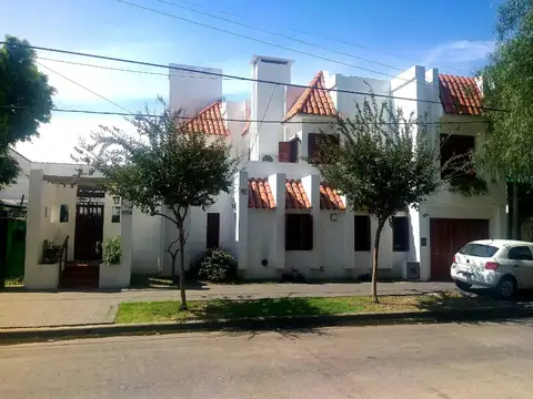 EXCELENTE CASA, 3 DORMI, TERRAZA CON PARRILLA