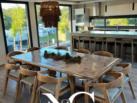 Casa 5 ambientes con 4 baños