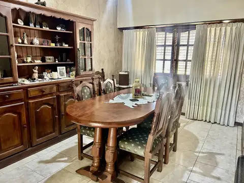 Casa 7 ambientes con 2 baños