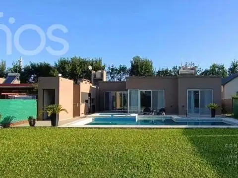 VENTA CASA DE DOS DORMITORIOS CON JARDIN Y PILETA EN FUNES CITY