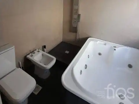 Casa en Venta con 4 cocheras