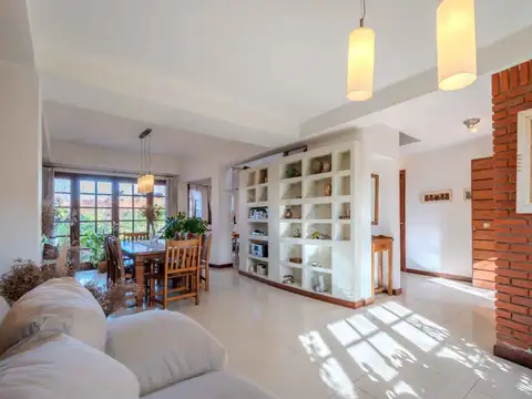 VENTA CASA 5 AMB. CON PARQUE/ LOS TRONCOS