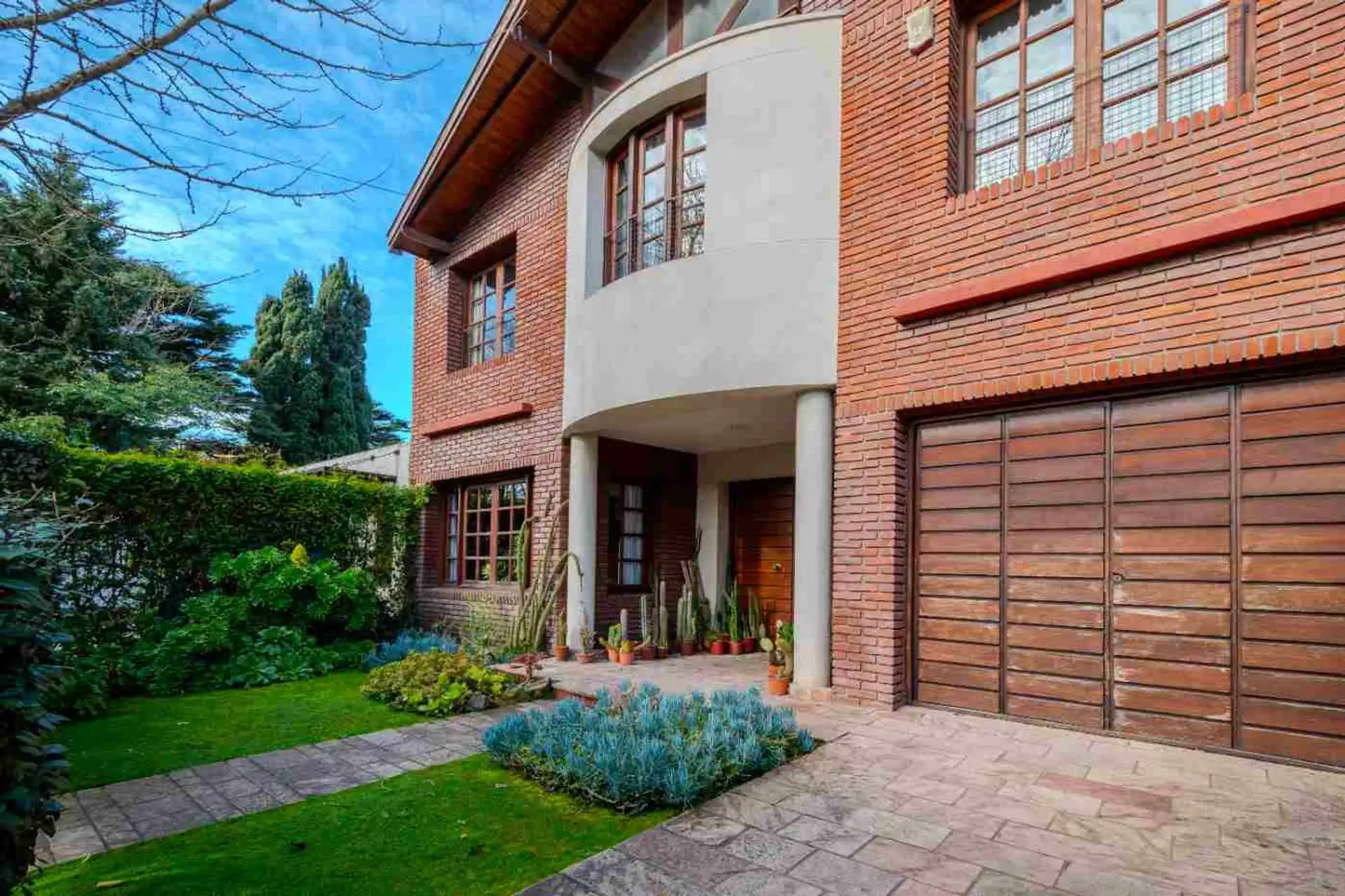 VENTA CASA 5 AMB. CON PARQUE/ LOS TRONCOS