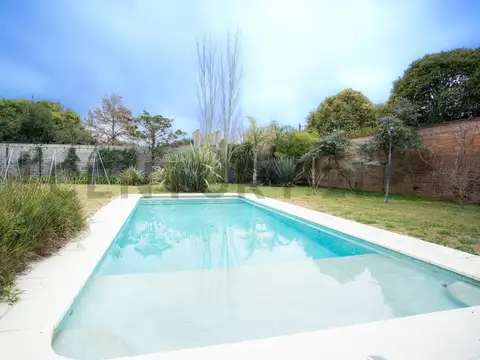 Casa 8 ambientes con 3 baños