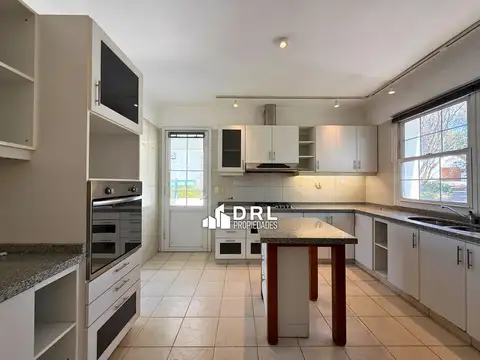 Casa en Venta con 3 cocheras