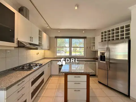 Casa 6 ambientes con 5 baños