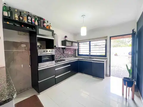 CASA 4 AMBIENTES CON JARDIN Y PILETA BURZACO