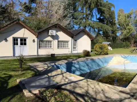 Casa 3 Ambientes C/Quincho, parque y pileta 2400 m² y 188 m² Cub.- Barrio Sta.Amelia