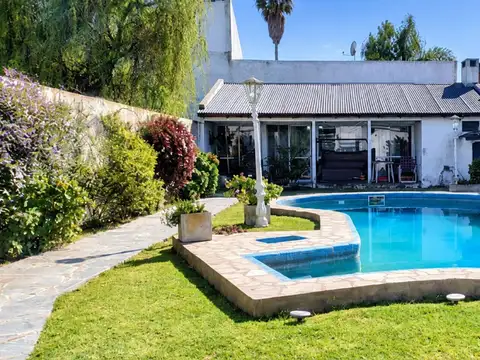 CASA A LA VENTA EN GONNET CON PILETA Y QUINCHO