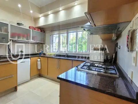 Casa 10 ambientes con 5 baños