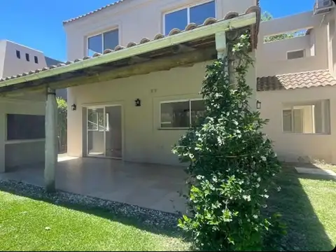 Venta de Casa 6 Ambientes en St. Mathews Village, Pilar