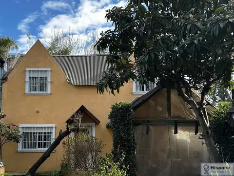 Las Glicinas, entre Los Malvones y Las Azucenas al 800