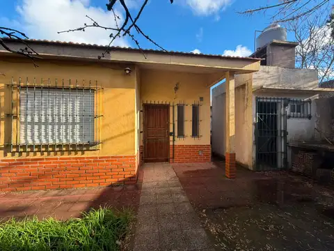 VENTA DOS CASAS EN UN MISMO LOTE MIRAMAR.