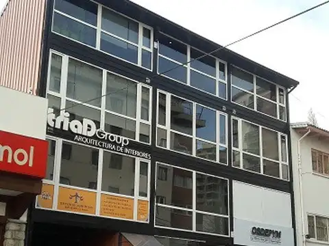 Amplio Local con doble altura a metros de calle Mitre. Expensas bajas. Precio IVA incluido