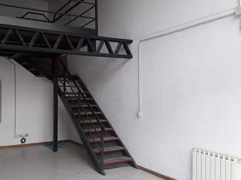 Amplio Local con doble altura a metros de calle Mitre. Expensas bajas. Precio IVA incluido