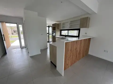 Casa 4 ambientes con 3 baños