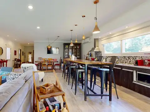 Casa 4 ambientes con 2 baños