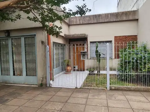 EXCELENTE CASA DE 2 AMBIENTES CON COCHERA Y JARDIN