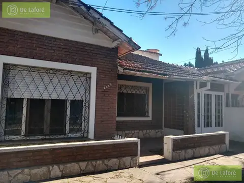 Venta - Casa 4 amb en Beccar en lote propio de 10x22, con jardín, galería y garage