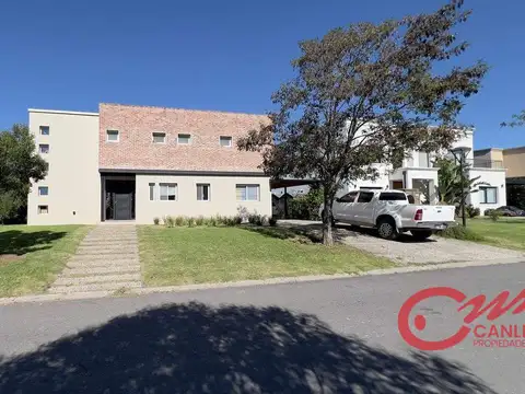 Casa en venta c/ cochera en El Cantón