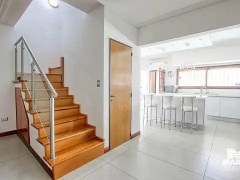 Casa duplex 5 ambientes con baño y toilette playroom jardin pileta quincho 2 cocheras