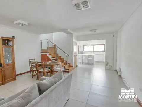 Casa duplex 5 ambientes con baño y toilette playroom jardin pileta quincho 2 cocheras