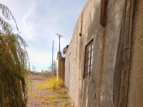 Casa + Galpón + dto. sobre terreno de 1.002,80 m2