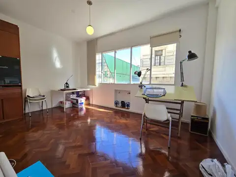 Oficina en Venta en Monserrat (Centro). Al Frente 