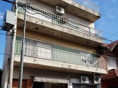 INMUEBLE MULTIFAMILIAR CON LOCALES - IDEAL PARA SUBDIVIDIR