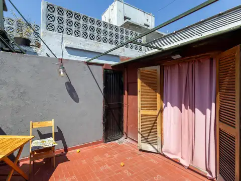 Amplio Luminoso Departamento 4 ambientes balcón, patio con parrilla Apto Credito- Permuta CABA